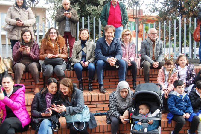 Saviano, Giornata Nazionale dell'Albero e dell'Ambiente: gli alunni del Plesso Piazza Musco adottano la piazza piantando primule 3 21 Novembre 2023 La giornata dellalbero 014