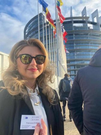 Strasburgo, “Strade di poesia per l’Europa”: a Francesca Di Nola il Premio “Poesia al femminile nel sociale” 10 370267488 1104030964343271 5863654281203128427 n