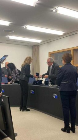 Strasburgo, “Strade di poesia per l’Europa”: a Francesca Di Nola il Premio “Poesia al femminile nel sociale” 9 371955069 1797818403985350 2051778930066495044 n