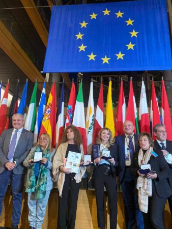 Strasburgo, “Strade di poesia per l’Europa”: a Francesca Di Nola il Premio “Poesia al femminile nel sociale” 5 375212885 1897797083955963 3986979681825843830 n