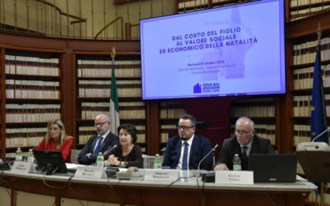 Forum Associazioni Familiari, ogni figlio costa fino a 300 mila euro: "Servono investimenti" 5 Camera Relatori convegno Forum Associazioni Familiari su natalita 1698775564752.jpeg forum delle associazioni familiari dal costo del figlio al valore sociale ed economico della natalita