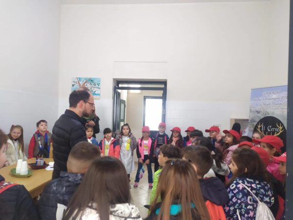 Domenico Letizia presso la sede del Consorzio con i bimbi copertina