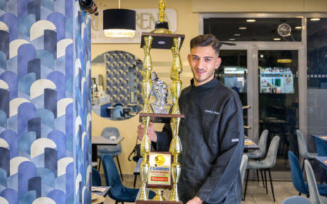 Santa Maria Capua Vetere capitale della pizza contemporanea con Enrico Arena 5 Enrico Arena mostra il Trofeo Pulcinella nel suo locale di Santa Maria Capua Vetere