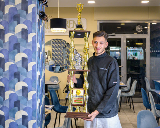 Enrico Arena mostra il Trofeo Pulcinella nel suo locale di Santa Maria Capua Vetere