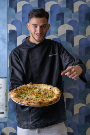 Enrico Arena mostra la sua pizza vincente Ricordo di Nonna