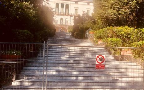 Napoli villa Floridiana lo scalone del Belvedere cantierato