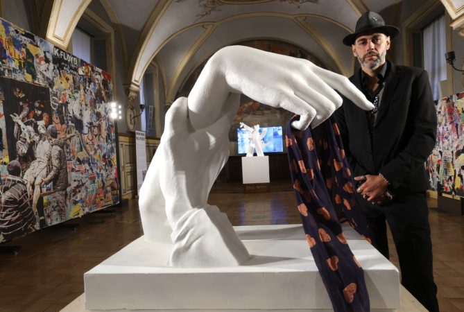 Roma, presentata la mostra Bridging Borders alla Camera dei Deputati 2 Nello Petrucci accanto alla scultura Velo