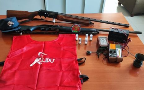 Giugliano, antibracconaggio. Sorpresi a cacciare con l’uso di richiami elettromagnetici proibiti: denunciati due 50enni 4 bracco1