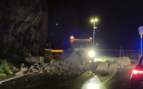 Maltempo, frane in Costiera Amalfitana: a Maiori sprofonda parte di una strada 4 frana a maiori sulla statale amalfitana attivo il 137312