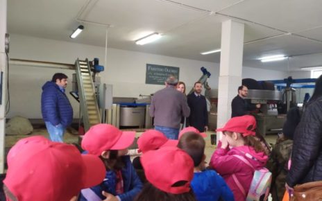 Cervino e Durazzano protagoniste del primo Tour didattico dell’olio e dei frantoi del Consorzio dei Monti Tifatini 4 il Sindaco di Cervino saluta i bimbi