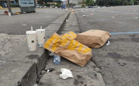 Napoli, il day after di Halloween al McDonald's di Fuorigrotta è una distesa sterminata di rifiuti. Borrelli (AVS): “Degrado inaccettabile, per fermare gli incivili gli esercizi commerciali devono fare la loro parte” 4 rifiuti mc3