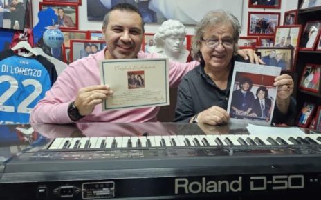 Castel Volturno, cimeli maradoniani: il Maestro Schisano dona tastiera usata da Maradona a Antonio 3 schisano luisemod