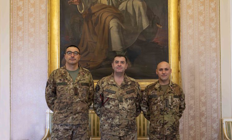 Napoli, il Reggimento “Cavalleggeri Guide” (19°) cede il comando del Raggruppamento “Campania” all’82° Reggimento fanteria “Torino” 7 1. Cambio presso Palazzo Salerno
