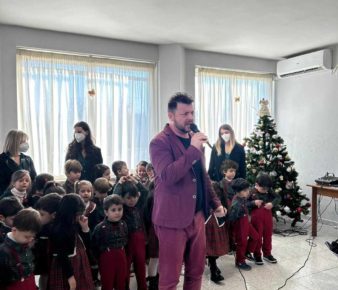 Scisciano, “Natale è”: i bimbi della Scuola dell’Infanzia Babylandia cantano per gli anziani di Villa Azzurra 4 410540784 726275302503502 1016214389519084078 n