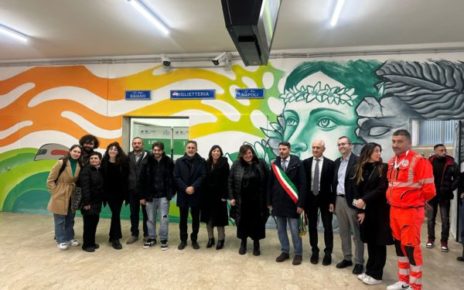 Brusciano, EAV e l’associazione Progetto Alfa: sinergie condivise per la nuova stazione 2 Brusciano Stazione EAV 20 12 23 inauguarzione murales