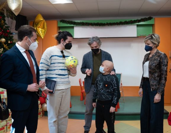 Da sx Antonio Larizza Francesco Panarella Vincenzo Ferrera e Francesca Fialdini regalano doni ai piccoli del Santobono