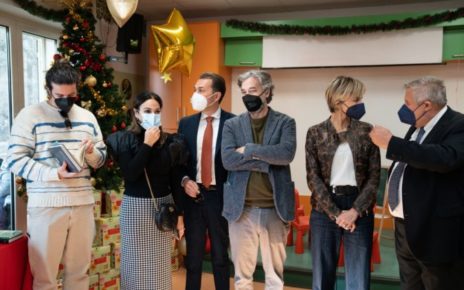 Napoli, Artis Suavitas Aps inaugura le “stanze delle meraviglie” per i bambini del Santobono Pausilipon 11 Da sx Francesco Panarella Cira Lombardo Antonio Larizza Vincenzo Ferrera Francesca Fialdini Rodolfo Conenna