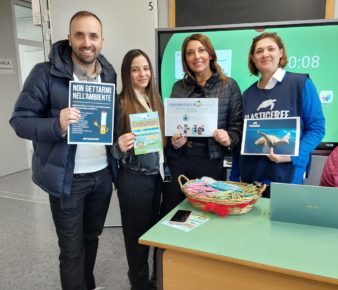 Pollena Trocchia, raccolta differenziata: la sensibilizzazione arriva anche nelle scuole 5 Gli assessori Cianniello e Terracciano con le operatrici per la sensibilizzazione