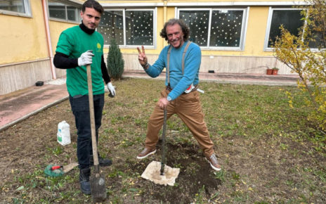 Camposano, Natale: un albero per ogni bambino. L'iniziativa del sindaco Barbato: "Alberi e bambini cresceranno insieme e i piccoli alunni dovranno prendersene cura" 3 La piantumazione del primo albero