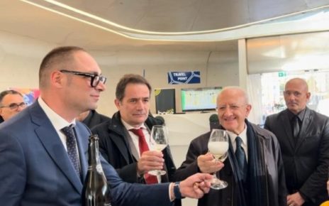 Salerno, taglio del nastro per il Salone dei vini Bio con il governatore De Luca 4 bio vini