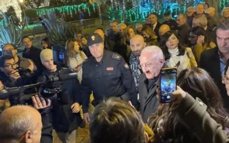 Campania, De Luca sotto i riflettori: critiche musicali durante l'inaugurazione delle Luci d'Artista a Salerno 3 dluca a salerno