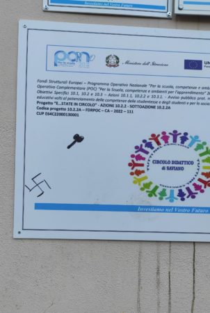 Saviano, svastiche inneggianti al nazismo sui muri di una scuola elementare. Borrelli (AVS): “Rimuoverle al più presto, simbolo di sopraffazione e crudeltà offendono la libertà e la memoria" 4 nazisaviano