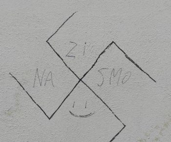 Saviano, svastiche inneggianti al nazismo sui muri di una scuola elementare. Borrelli (AVS): “Rimuoverle al più presto, simbolo di sopraffazione e crudeltà offendono la libertà e la memoria" 5 nazisaviano1