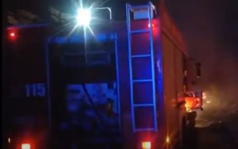 Pomigliano d'Arco, a fuoco nella notte due esercizi commerciali: sullo sfondo l'ombra del racket 3 1701677485