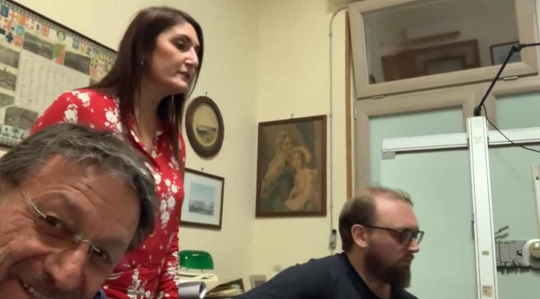 Lauro, “La ragazza e il mare…Anzi due!”: l’Associazione Fonte Nova presenta il libro dello scrittore Gennaro Caliendo 6 415557872 2045397889174031 2207192091272050622 n