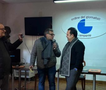 Napoli, "Luna Rossa": all'Odg Campania l'artista Gennaro De Crescenzo presenta la nuova iniziativa editoriale e discografica 5 422899143 1458152865109033 2071338891544317644 n