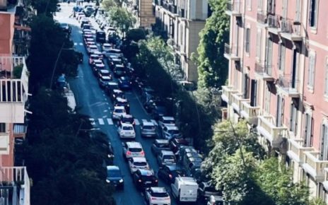 Napoli auto incolonnate in via Tino di Camaino