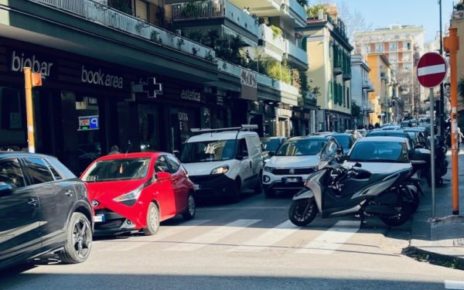 Vomero via Stanzione bloccata con auto ferme in seconda fila