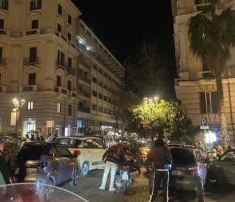 Napoli, Piazza Vanvitelli paralizzata dalla sosta selvaggia il sabato sera. Nasti (Europa Verde): “In gran parte colpa di minorenni a bordo di minicar” 3 piazza vanvitelli 1