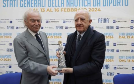 Napoli, De Luca: “100 milioni dei fondi di coesione e sviluppo andranno alla portualità e attracchi della nautica da diporto” 5 Gennaro Amato e Vincenzo De Luca premio REN2121