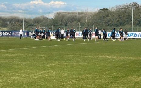 Napoli, De Laurentiis presenta Calzona alla squadra. Il tecnico azzurro dirige il primo allenamento alla vigilia del match con il Barcellona 4 IMG 20240220 WA0082 613x460 1