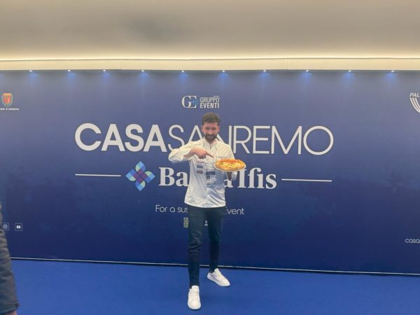 Pasquale Damiano con la sua pizza a Casa Sanremo 2