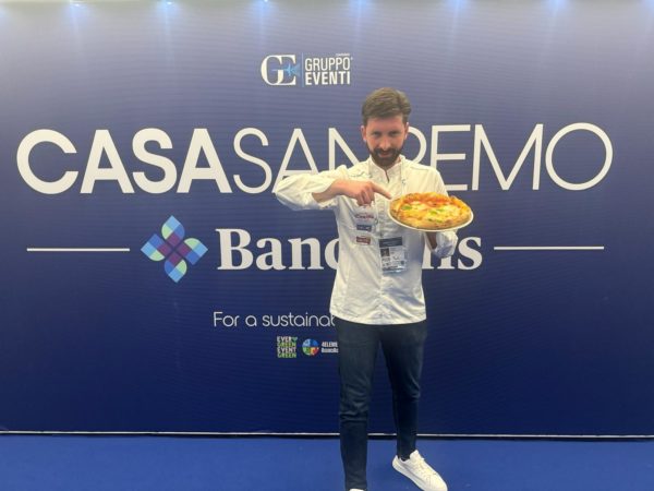 Pasquale Damiano con la sua pizza a Casa Sanremo