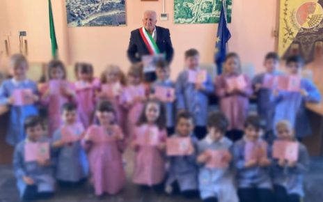 San Lorenzello, gli allievi della scuola dell'Infanzia disegnano le proprie Carte d'identità. Poi timbrate e firmate dal sindaco Lavorgna 3 SAN LORENZELLO BNmod