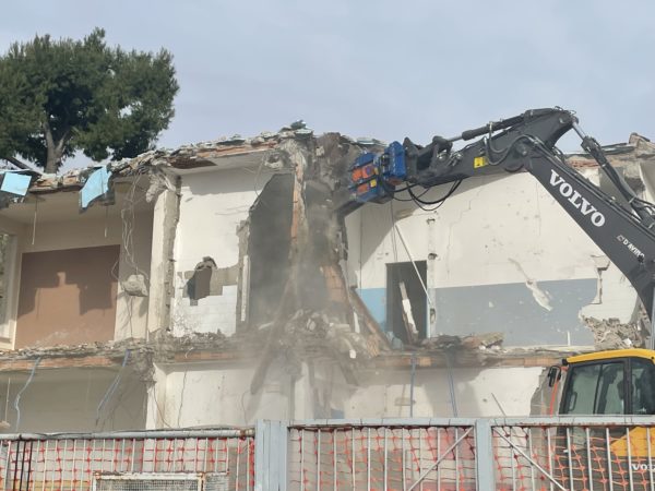 abbattimento scuola 1