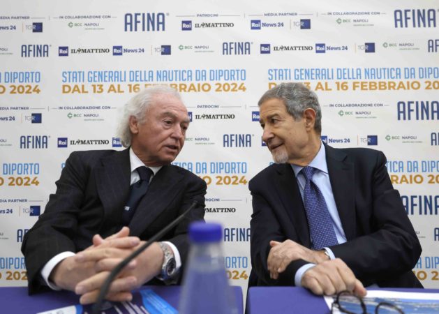 Napoli, il ministro Musumeci agli Stati Generali della Nautica da Diporto: "Se mancano i posti barca bisogna crearli” 2 da sx. Gennaro Amato Afina e il ministro Nello Musumeci