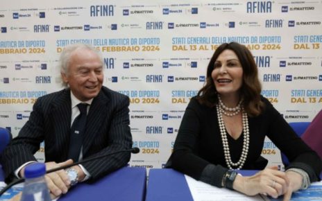 Napoli, Stati Generali della Nautica da Diporto. Il ministro Santanchè: “La nautica da diporto vero motore di sviluppo economico del centro sud Italia” 4 da sx. Gennaro Amato pres. Afina con ministro D. Santanche