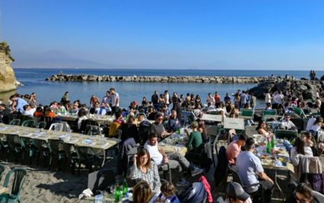 Napoli, in pieno inverno come in estate: in città spiagge affollate e tuffi fuori stagione 4 napoliestate