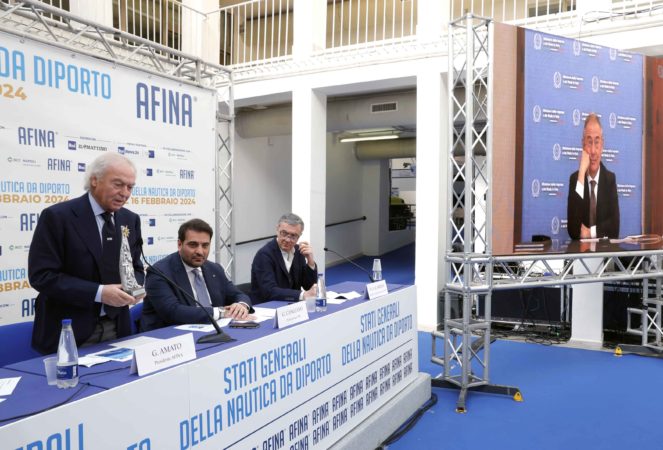 Napoli, il ministro Urso chiude i lavori degli Stati Generali della Nautica: “A breve la legge quadro sulla Blue Economy” 2 pres. Afina Amato consegna Afina Award al Ministro Urso in collegamento video REN4700