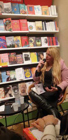 Nola, "Trema la vita. Dalle macerie del sisma rinasce la speranza": presentato alla Mondadori il libro della scrittrice Anna D'Auria 5 431171407 904685468324726 3040540889331900251 n