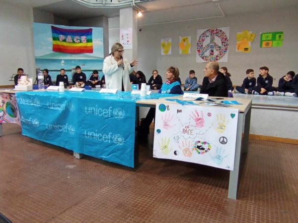 Sant’Anastasia, grandi consensi per il convegno “Educare alla Pace per ripudiare la Guerra”: l’Istituto Comprensivo “Leonardo Da Vinci” partecipa al progetto Unicef 6 431312281 251738401297803 3175283263631586214 n