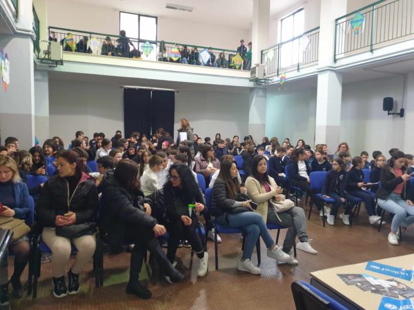 Sant’Anastasia, grandi consensi per il convegno “Educare alla Pace per ripudiare la Guerra”: l’Istituto Comprensivo “Leonardo Da Vinci” partecipa al progetto Unicef 13 432688361 455835280108614 2812299924319574402 n