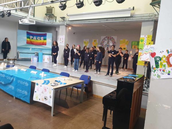 Sant’Anastasia, grandi consensi per il convegno “Educare alla Pace per ripudiare la Guerra”: l’Istituto Comprensivo “Leonardo Da Vinci” partecipa al progetto Unicef 7 432763806 722966540032182 6159735894590588071 n