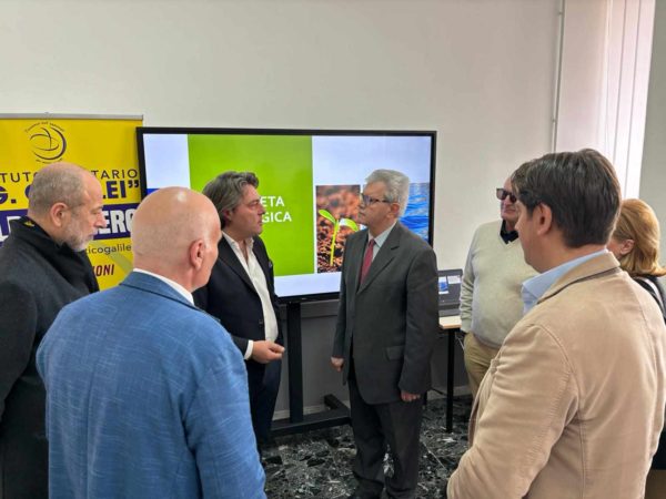 Nola, interscambio esperienze didattiche e formative: l’Istituto Superiore Statale “Leone-Nobile” e l’Istituto Superiore Paritario “Galileo Galilei” stipulano protocollo d’intesa 5 433026862 1852253858555496 288162858504335917 n