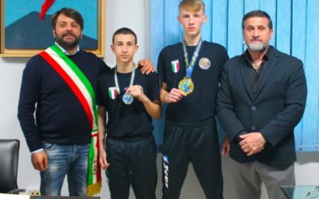 Casaluce, il Maestro Improta dal sindaco Luongo con i suoi campioni Shurdak e De Rosa 11 IMG 0952