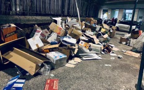 Napoli, al Vomero una Pasqua con traffico, buche e spazzatura 6 Napoli marciapiede di piazza degli Artisti invaso da rifiuti